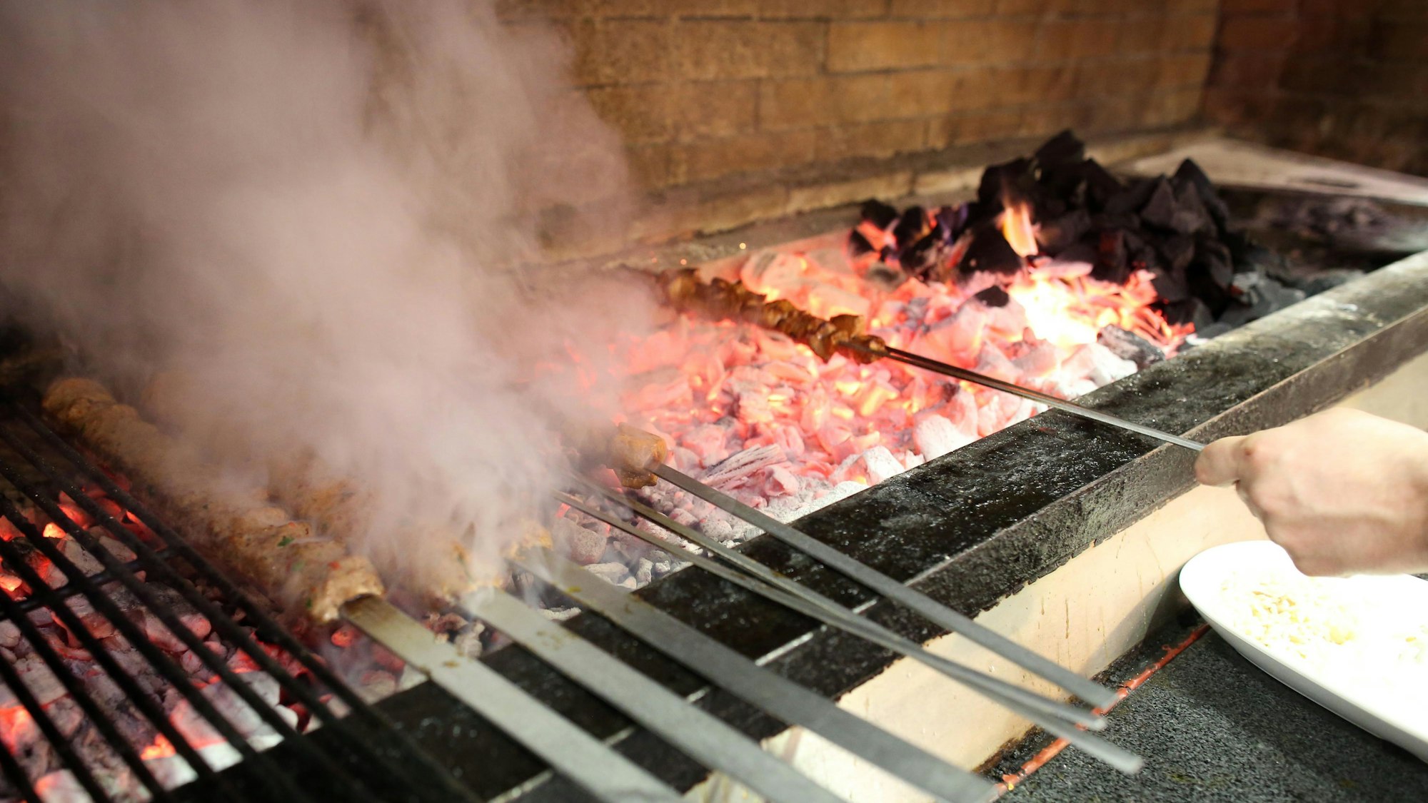 Der Rauch der Holzkohlegrills auf der Weidengasse sorgt bei den Anwohnern weiter für Unmut.