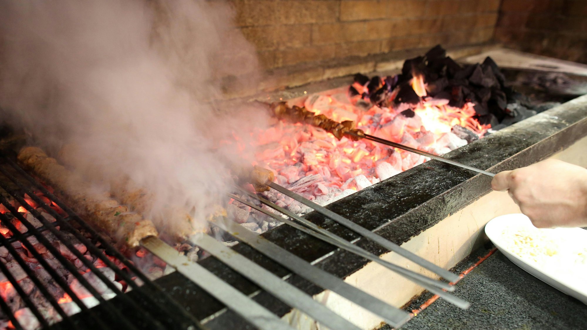 Feinstaub durch Holzkohlegrills beklagen Anwohner der Weidengasse