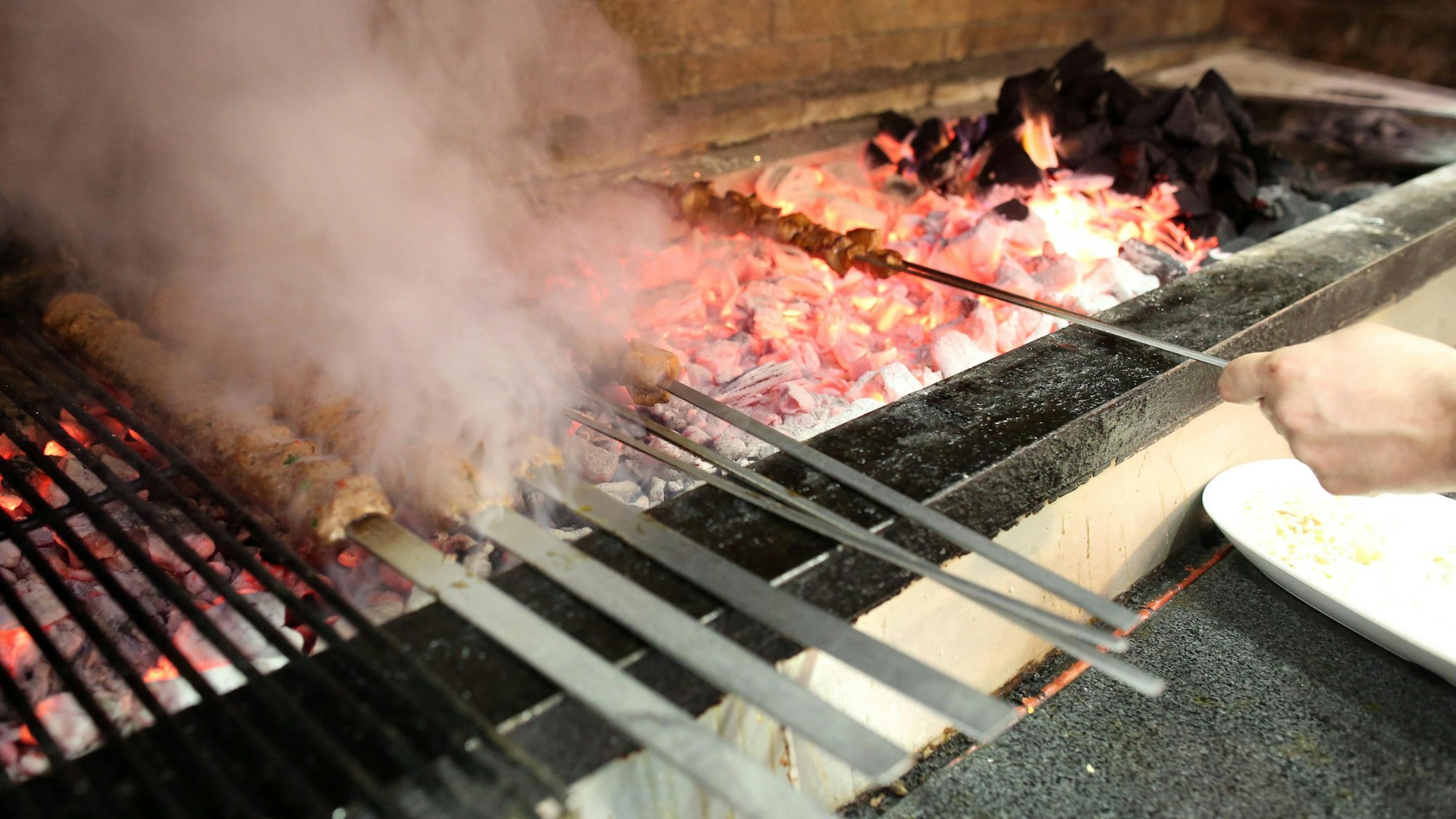 Feinstaub durch Holzkohlegrills beklagen Anwohner der Weidengasse