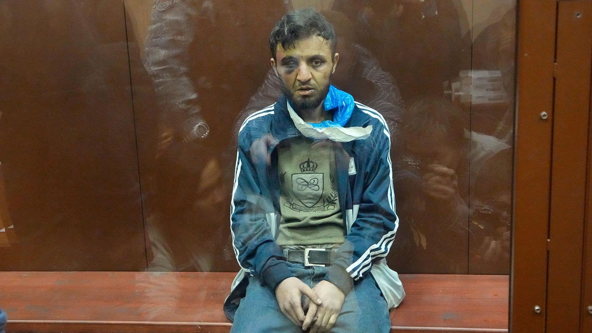 24.03.2024, Russland, Moskau: Ein Tatverdächtiger des Terroranschlags auf die Konzerthalle Crocus City Hall sitzt in einem Glaskäfig im Bezirksgericht Basmanny. Ein Gericht in Moskau hat am Sonntagabend die ersten Haftbefehle gegen mutmaßliche Akteure des blutigen Terroranschlags auf eine Konzerthalle nordwestlich der russischen Hauptstadt erlassen. Foto: Alexander Zemlianichenko/AP/dpa +++ dpa-Bildfunk +++