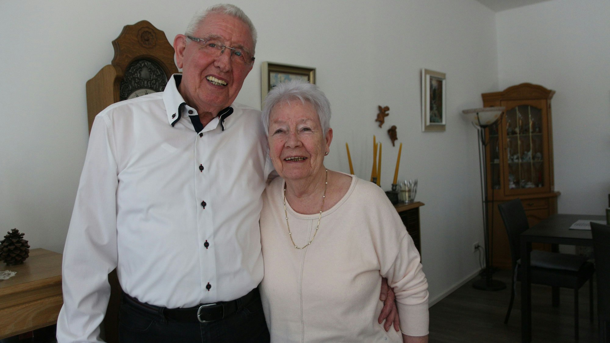 Das Ehepaar lächelt in die Kamera.