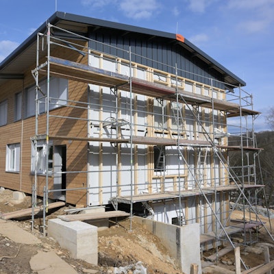 Das Foto zeigt die neue Unterkunft für Geflüchtete an der alten Jugendherberge in Kürten.