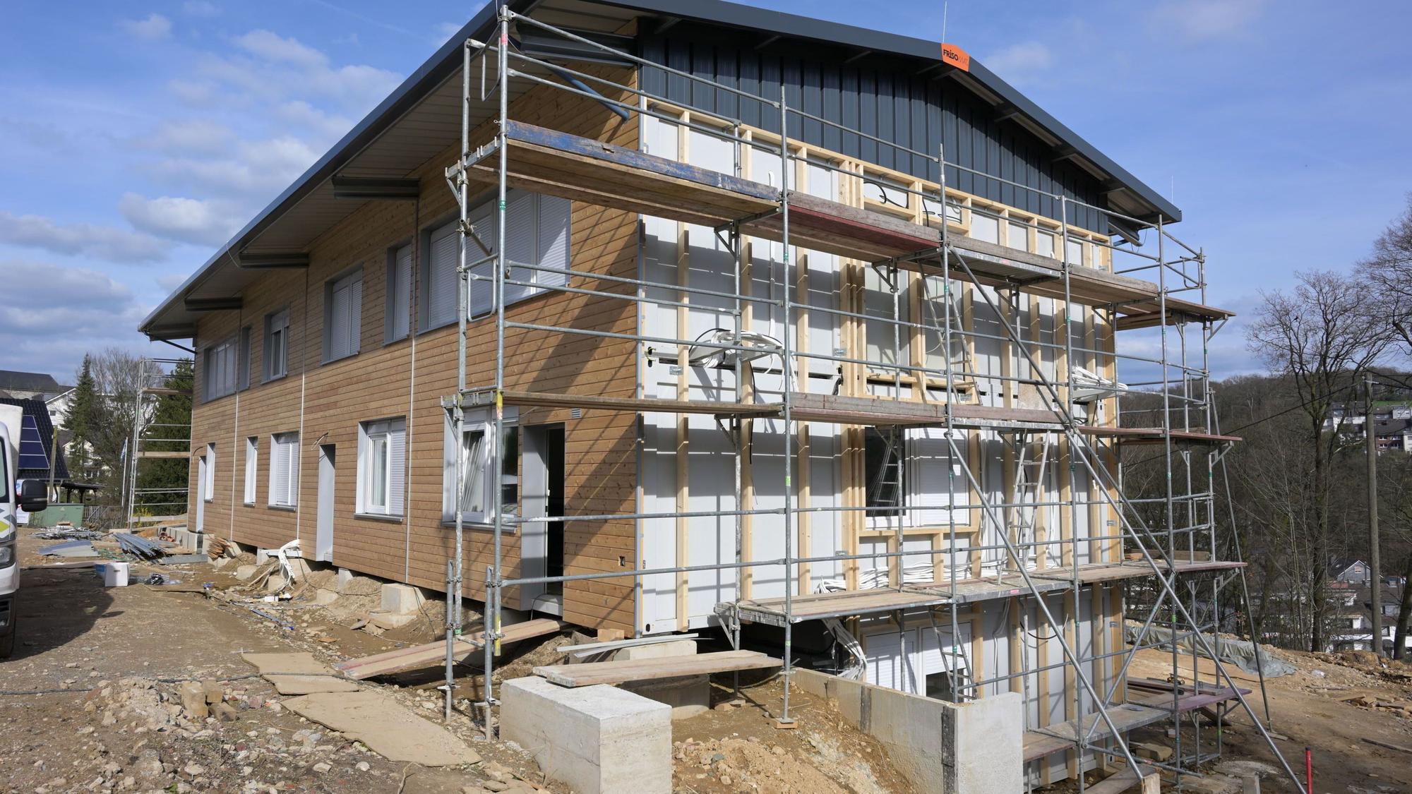 Das Foto zeigt die neue Unterkunft für Geflüchtete an der alten Jugendherberge in Kürten.