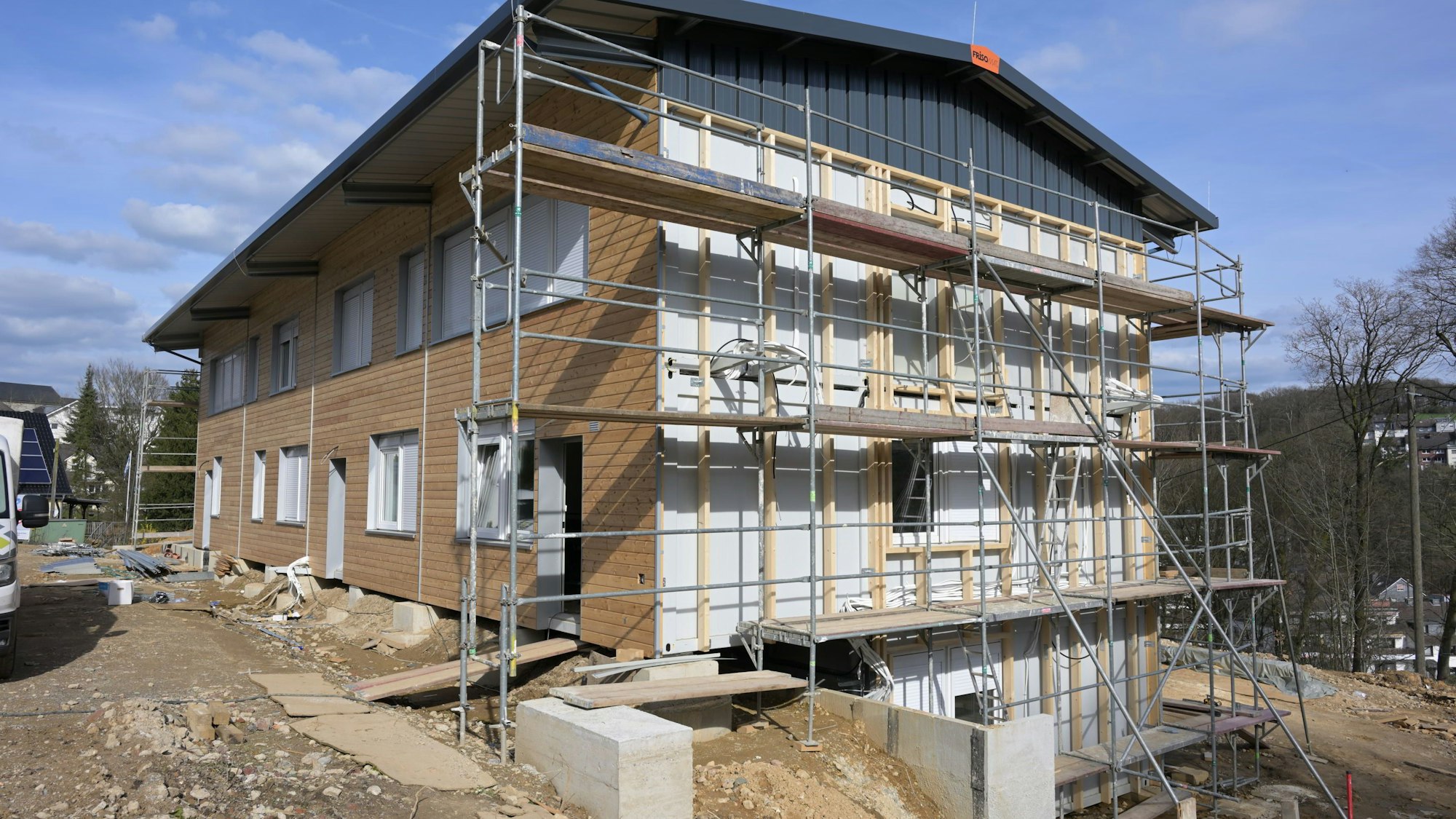 Das Foto zeigt die neue Unterkunft für Geflüchtete an der alten Jugendherberge in Kürten.