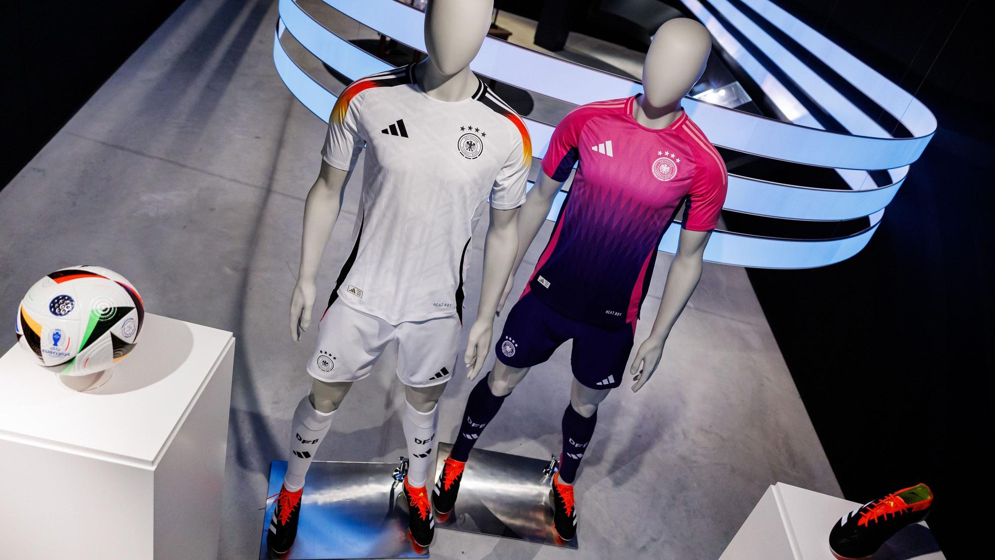 Die offiziellen Trikots der deutschen Fußball-Nationalmannschaft für die kommende Fußball-Europameisterschaft 2024 (UEFA EURO 2024) und der offizielle Spielball sind am Sitz des Sportartikelherstellers adidas AG zu sehen.