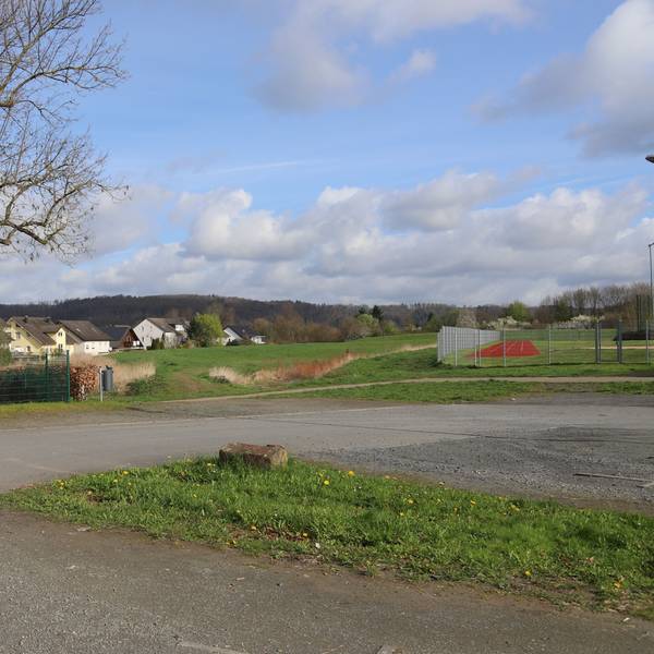 Über den Parkplatz an der Halle Meiersheide soll die geplante Kita „Warth“ erschlossen werden. Hier der Blick am Friedhof vorbei auf das Grundstück.