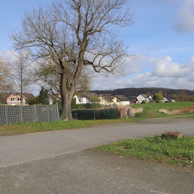 Über den Parkplatz an der Halle Meiersheide soll die geplante Kita „Warth“ erschlossen werden. Hier der Blick am Friedhof vorbei auf das Grundstück.