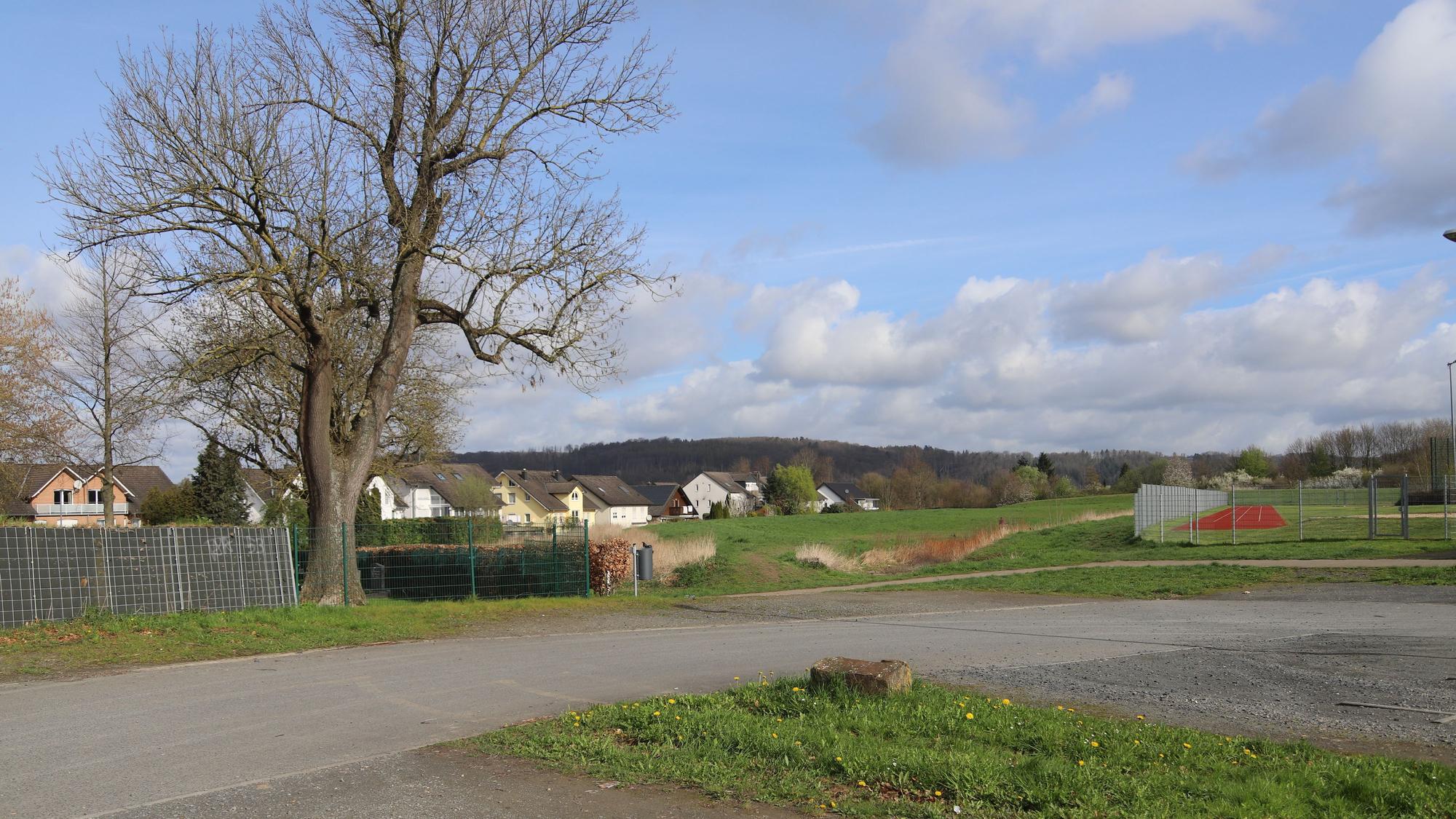 Über den Parkplatz an der Halle Meiersheide soll die geplante Kita „Warth“ erschlossen werden. Hier der Blick am Friedhof vorbei auf das Grundstück.