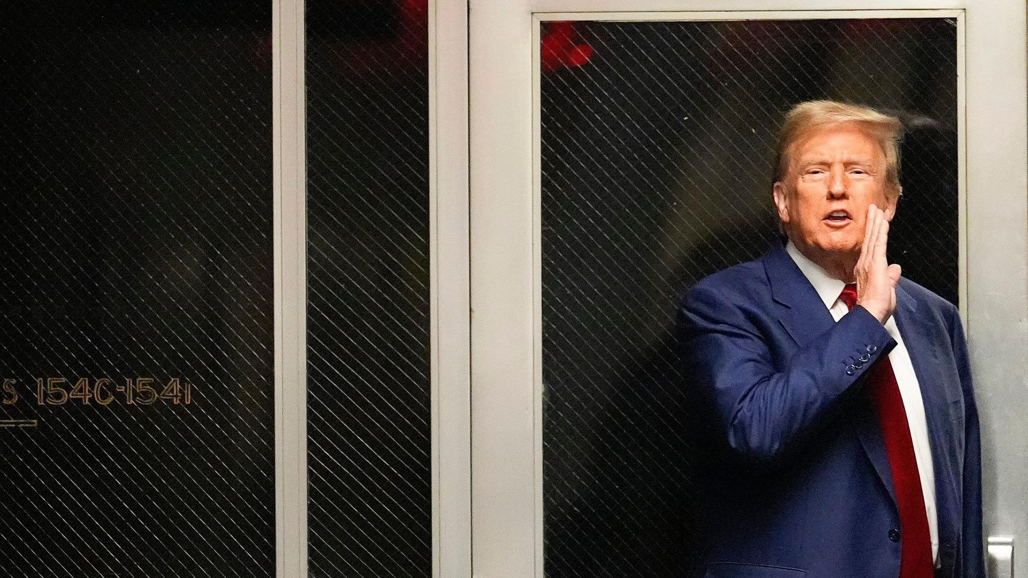 25.03.2024, USA, New York: Donald Trump, ehemaliger Präsident der USA, spricht in einem Flur vor einem Gerichtssaal, in dem er einer Anhörung vor dem New Yorker Strafgericht beiwohnt.