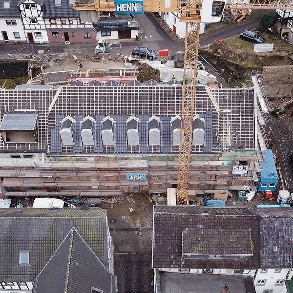 Das Luftbild zeigt das historische Gebäude an der Blankenheimer Ahrstraße. Das Haus ist eingerüstet, das Dach ist abgedeckt.