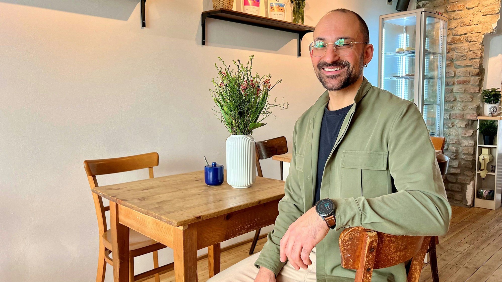 Bärtiger Mann in einem Café