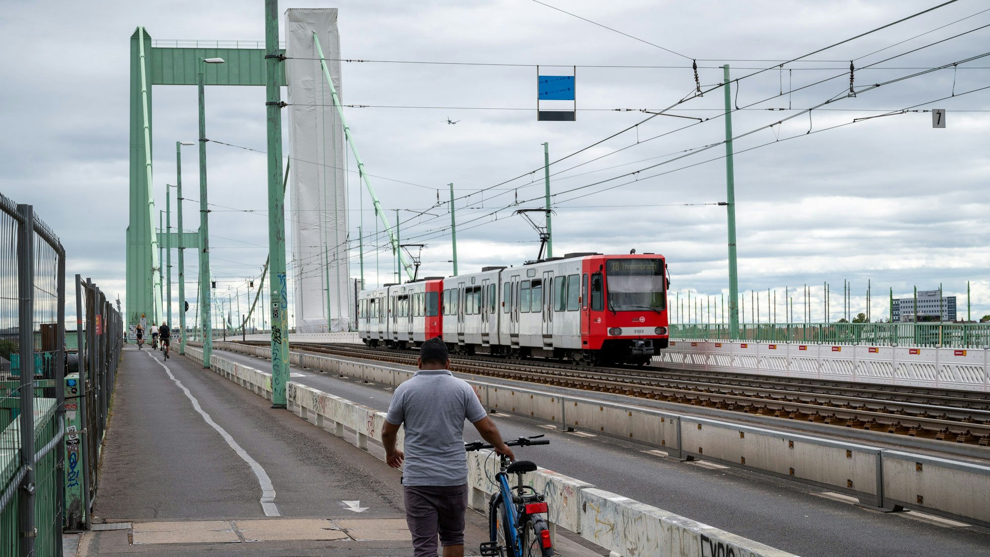Eine KVB-Bahn fährt über die Mühlheimer Brücke