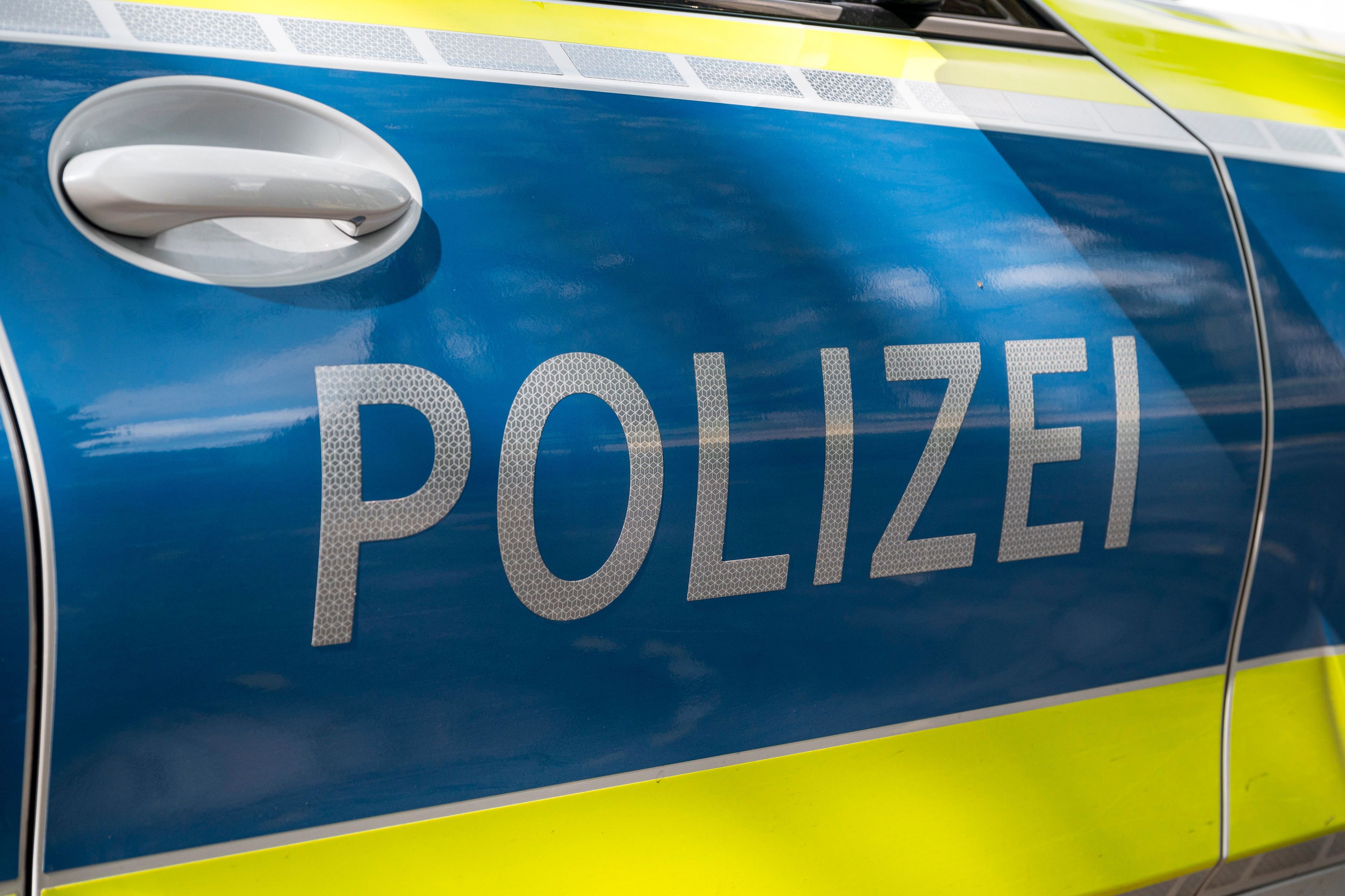 Das Foto zeigt den Schriftzug "Polizei" auf einem Streifenwagen.