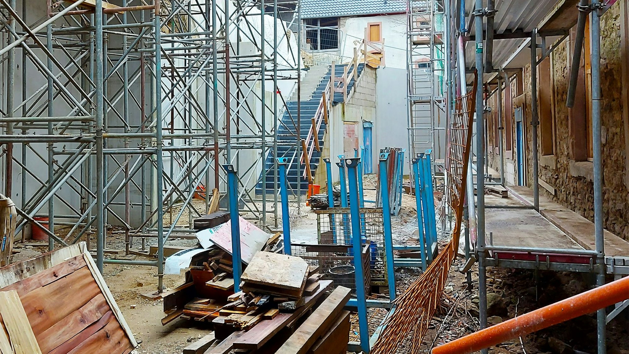 Im Innenhof des Gebäudes an der Ahrstraße in Blankenheim stehen Gerüste und Baumaterial.