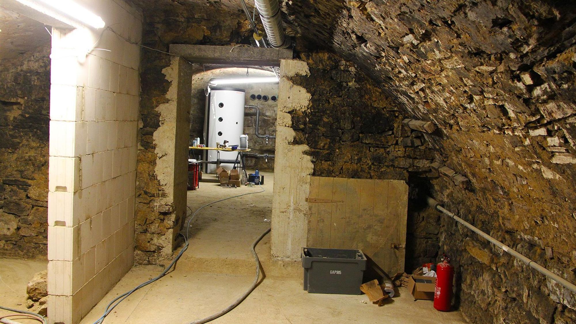 Im Gewölbekeller entstehen Lagerräume. Im Hintergrund ist die weiße Heiztherme zu erkennen.