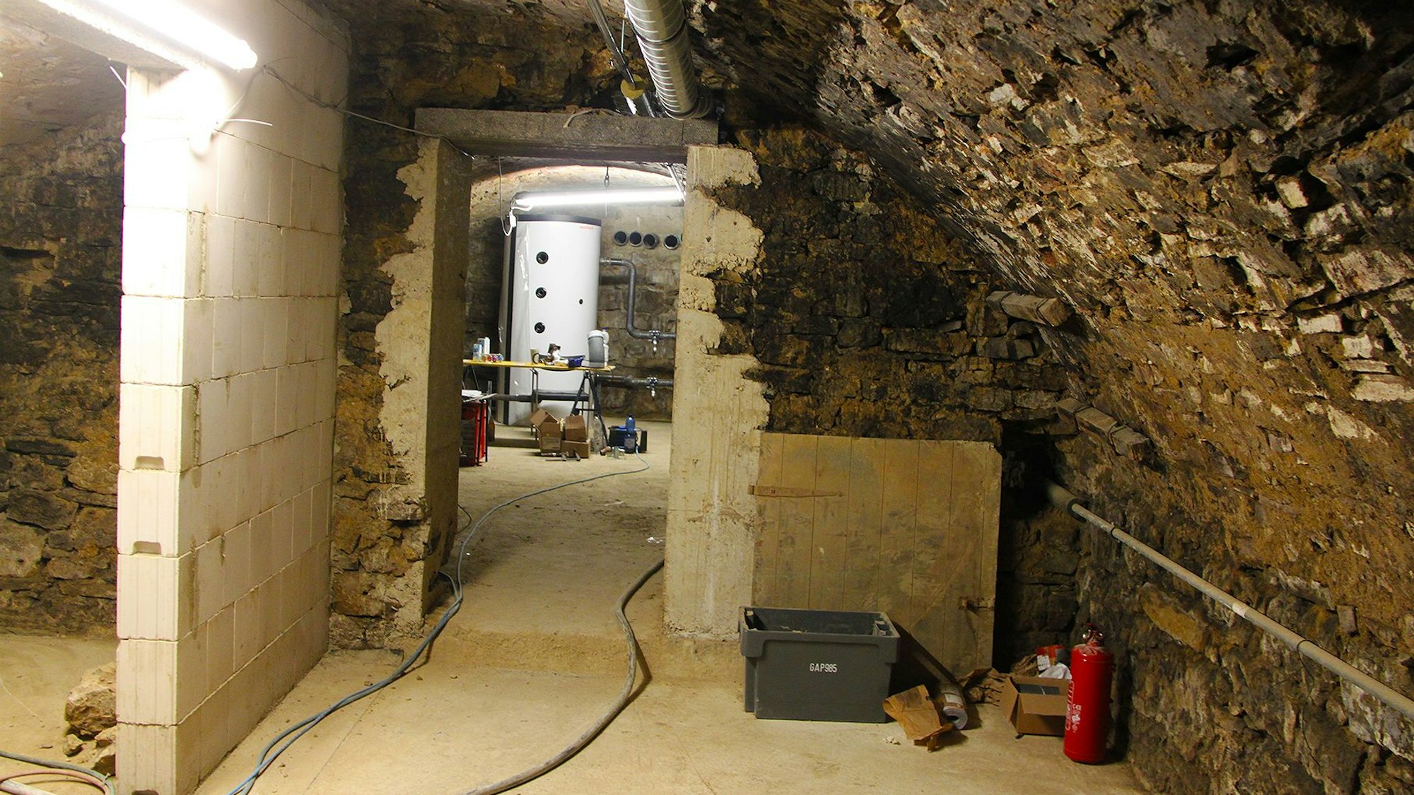 Im Gewölbekeller entstehen Lagerräume. Im Hintergrund ist die weiße Heiztherme zu erkennen.