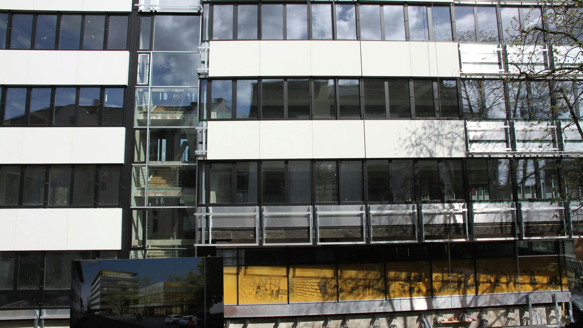 Die Fassade eines Verwaltungsgebäudes, an dem noch einige Fassadenplatten fehlen.