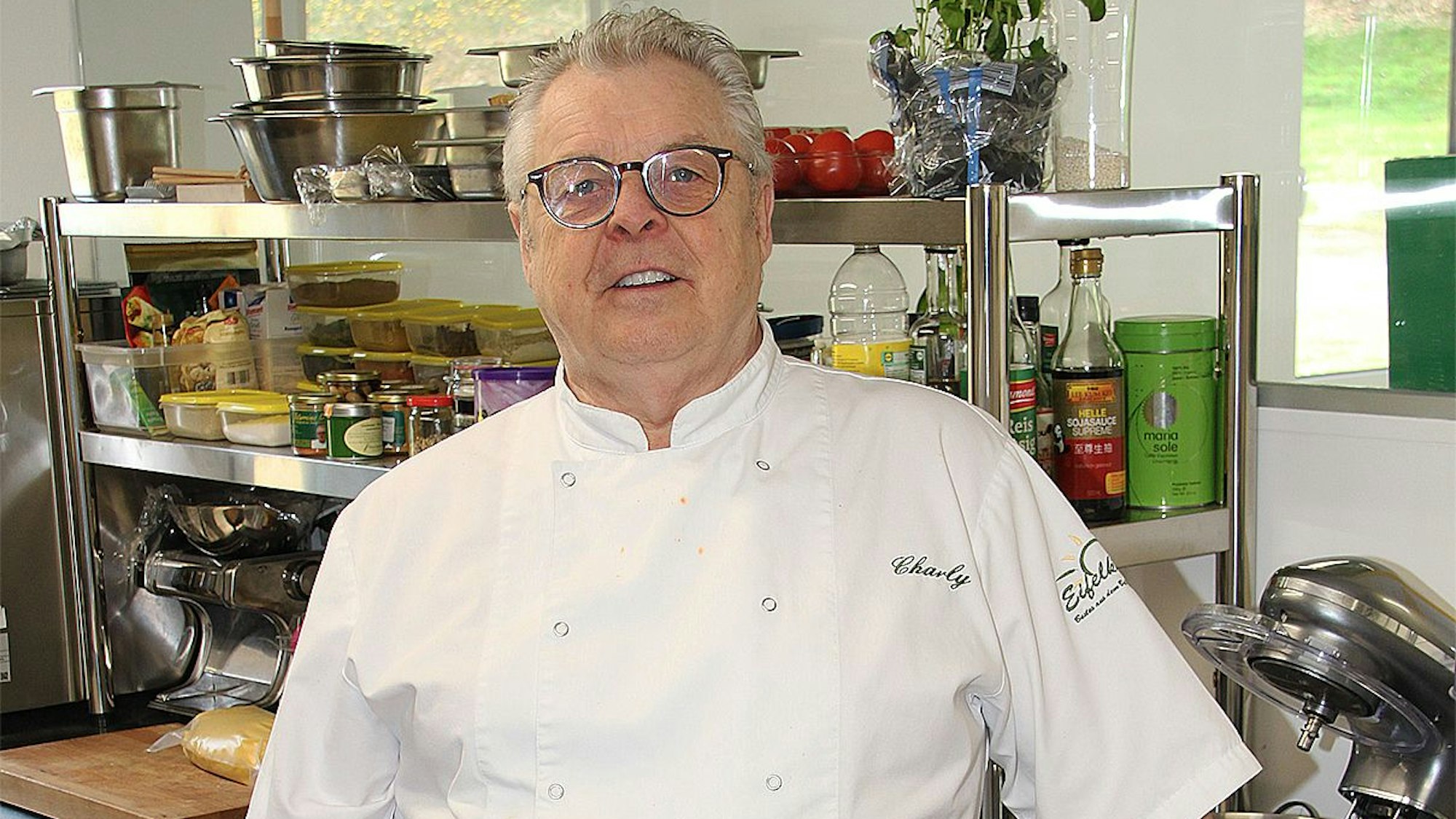 Charly Frings steht in der Küche seines Café Ahr Zeit in Blankenheim.