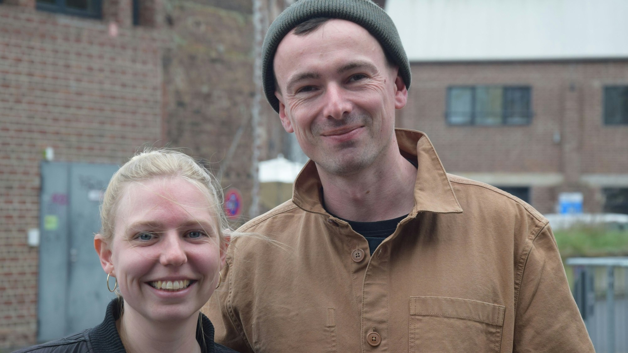 Das Kölner Ehepaar Jette und Michael Kötschau stehen in Mülheim.