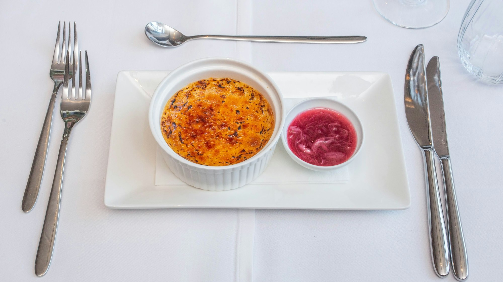 Das Dessert angerichtet: Crème brûlée mit Rhabarbermousse.