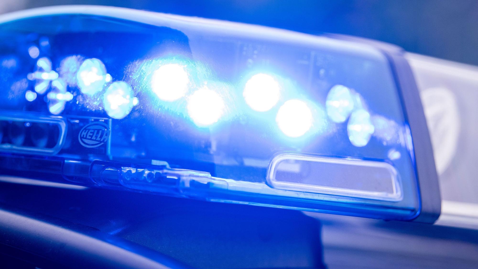 Das Bild zeigt ein leuchtendes Blaulicht auf einem Streifenwagen.