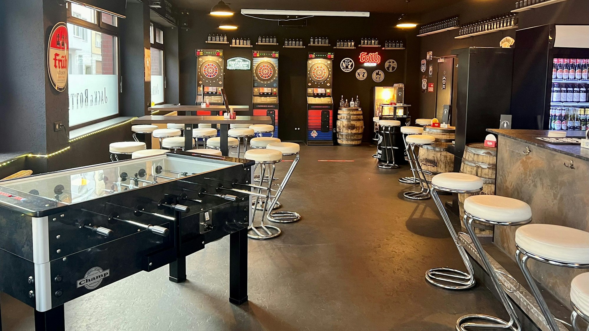 Blick in eine Darts-Kneipe