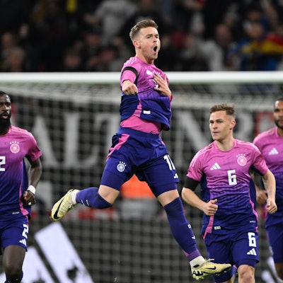 dpatopbilder - 26.03.2024, Hessen, Frankfurt/Main: Fußball: Länderspiele, Deutschland - Niederlande, Deutsche Bank Park. Deutschlands Maximilian Mittelstädt (2.v.l.) jubelt nach seinem Tor zum 1:1 mit den Teamgefährten Antonio Rüdiger (l), Joshua Kimmich (2.v.r.) und Jonathan Tah. Foto: Federico Gambarini/dpa +++ dpa-Bildfunk +++