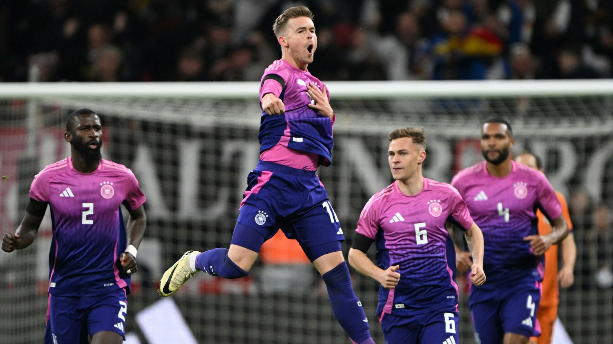 dpatopbilder - 26.03.2024, Hessen, Frankfurt/Main: Fußball: Länderspiele, Deutschland - Niederlande, Deutsche Bank Park. Deutschlands Maximilian Mittelstädt (2.v.l.) jubelt nach seinem Tor zum 1:1 mit den Teamgefährten Antonio Rüdiger (l), Joshua Kimmich (2.v.r.) und Jonathan Tah. Foto: Federico Gambarini/dpa +++ dpa-Bildfunk +++
