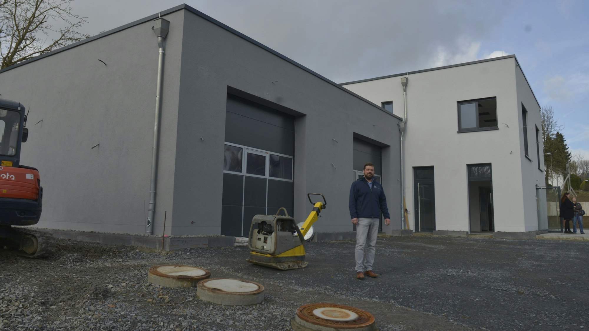 Von außen sieht das Gebäude fast fertig aus. Doch im Inneren gibt es noch jede Menge zu tun, wie Kreisbaudezernent Felix Ammann zeigt.