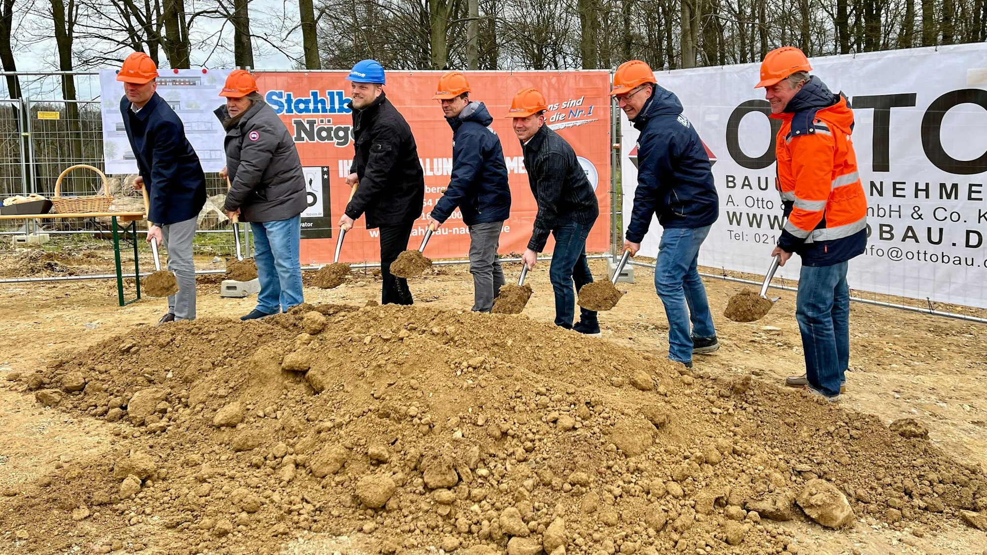 Burscheids Beigeordneter Marc Baack, Georg und Tobias Guttroff, Dirk von der Bank, Bauleiter Christoph Molitor, Bernd von der Bank und Projektleiter Matthias Fuchs beim ersten Spatenstich für die neue Niederlassung der von der Bank-Schweißtechnik im Gewerbegebiet Straßerhof