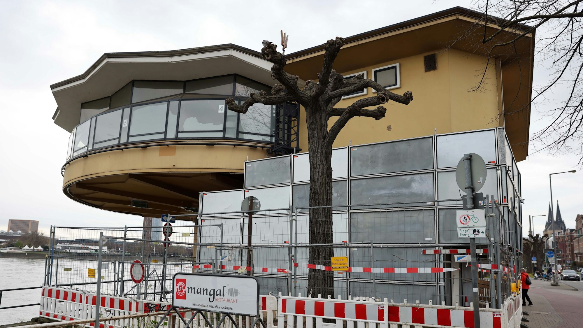 Der Bereich an der Bastei am Rheinufer ist weiterhin großflächig gesperrt.