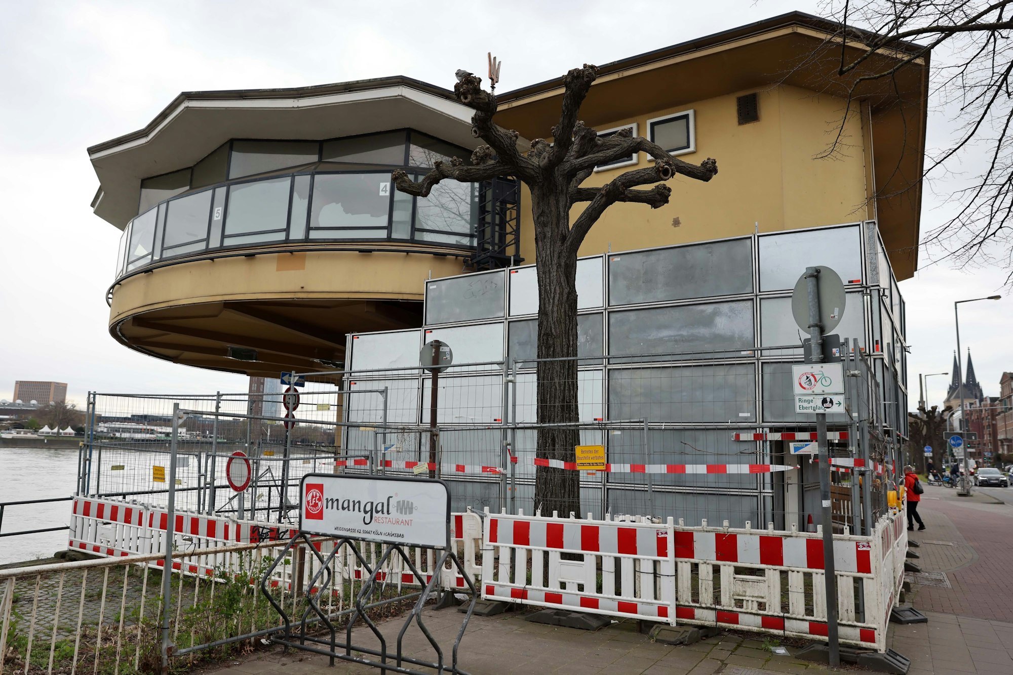 Absperrungen umgeben das marode Gebäude in Köln.