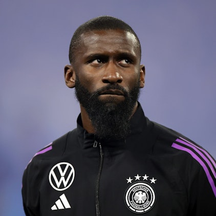 Der deutsche Nationalspieler Antonio Rüdiger (Real Madrid) steht vor dem Länderspiel der deutschen Fußball-Nationalmannschaft gegen Frankreich in einer Trainingsjacke auf dem Rasen.