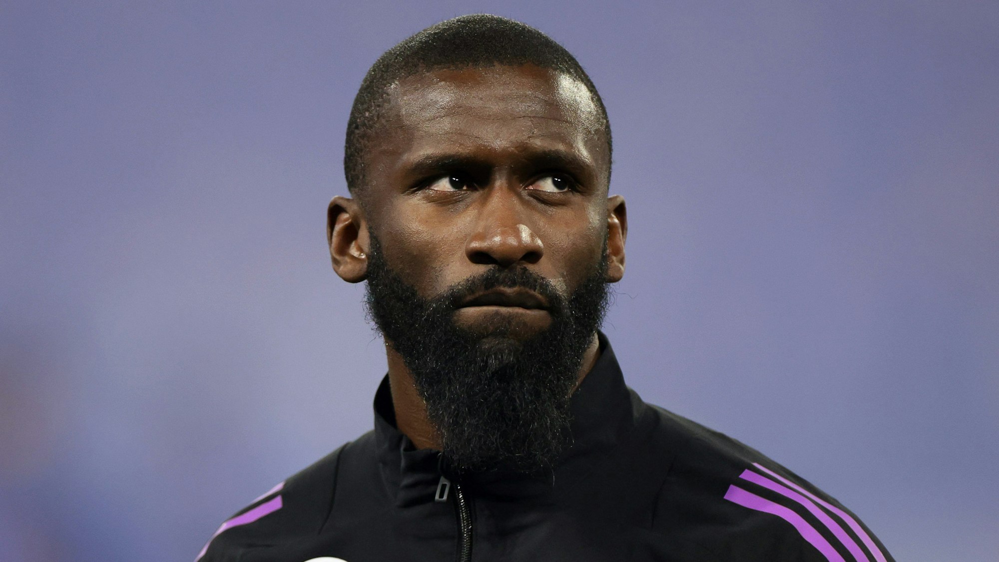 Der deutsche Nationalspieler Antonio Rüdiger (Real Madrid) steht vor dem Länderspiel der deutschen Fußball-Nationalmannschaft gegen Frankreich in einer Trainingsjacke auf dem Rasen.