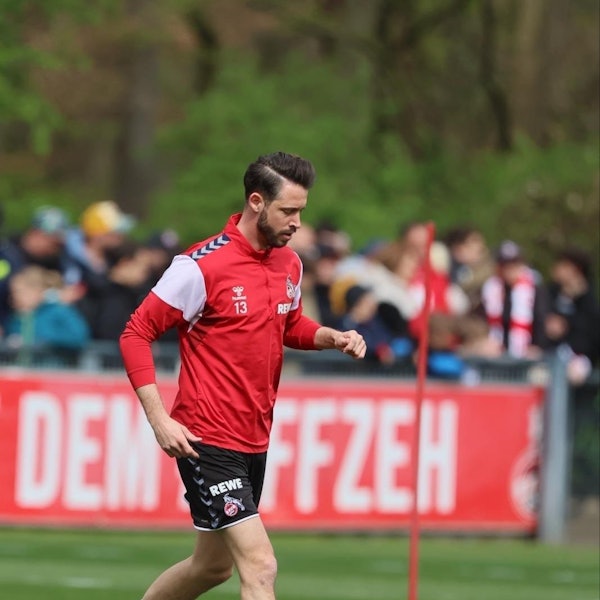 Mark Uth steht wieder auf dem Platz und trainiert individuell.