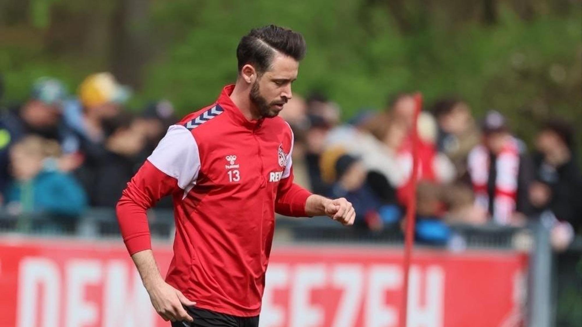 Mark Uth steht wieder auf dem Platz und trainiert individuell.