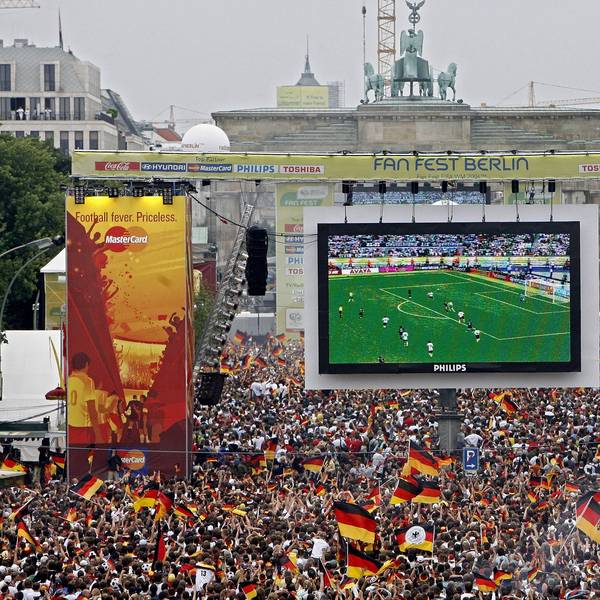 2006: Tausende Zuschauer verfolgen auf der Fanmeile am Brandenburger Tor in Berlin das WM-Fußballspiel zwischen Deutschland und Argentinien.
