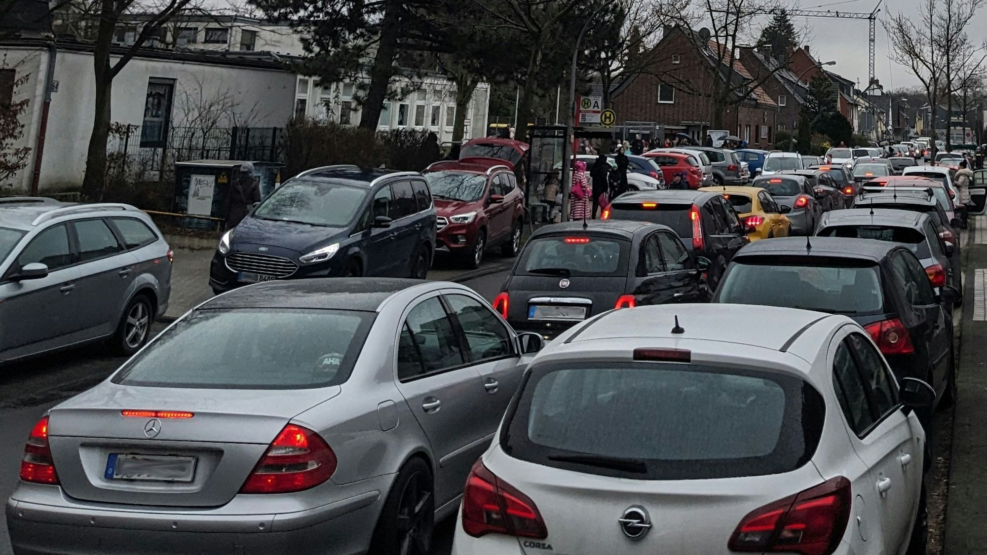 Nachmittags um 15 Uhr ähnelt die Straße An den Kaulen einer Pendelroute zur Rush Hour.