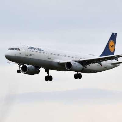 Ein Airbus A321 der deutschen Fluggesellschaft Lufthansa im Landeanflug vor einem bewölkten Himmel. (Symbolbild)
