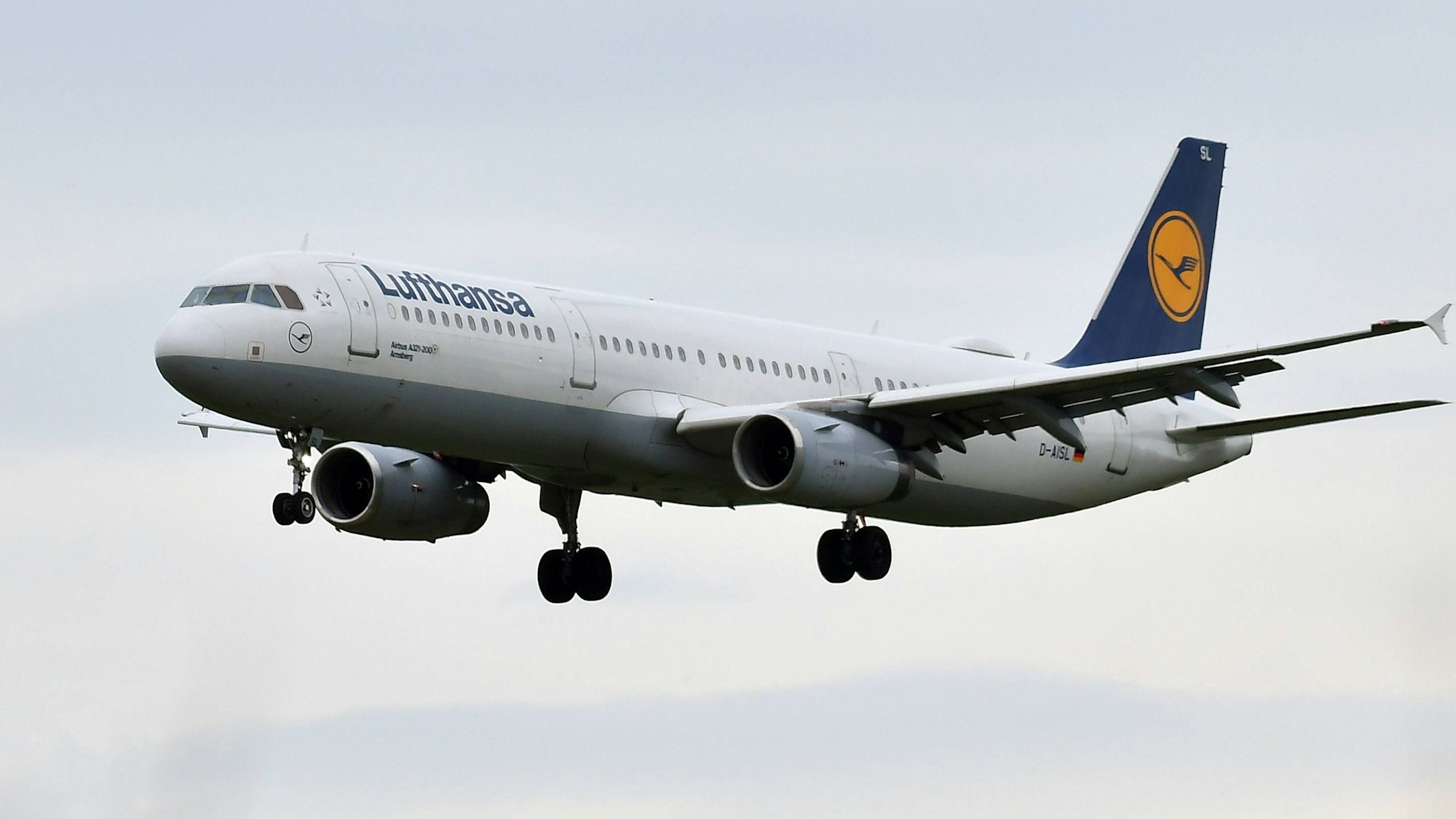 Ein Airbus A321 der deutschen Fluggesellschaft Lufthansa im Landeanflug vor einem bewölkten Himmel. (Symbolbild)