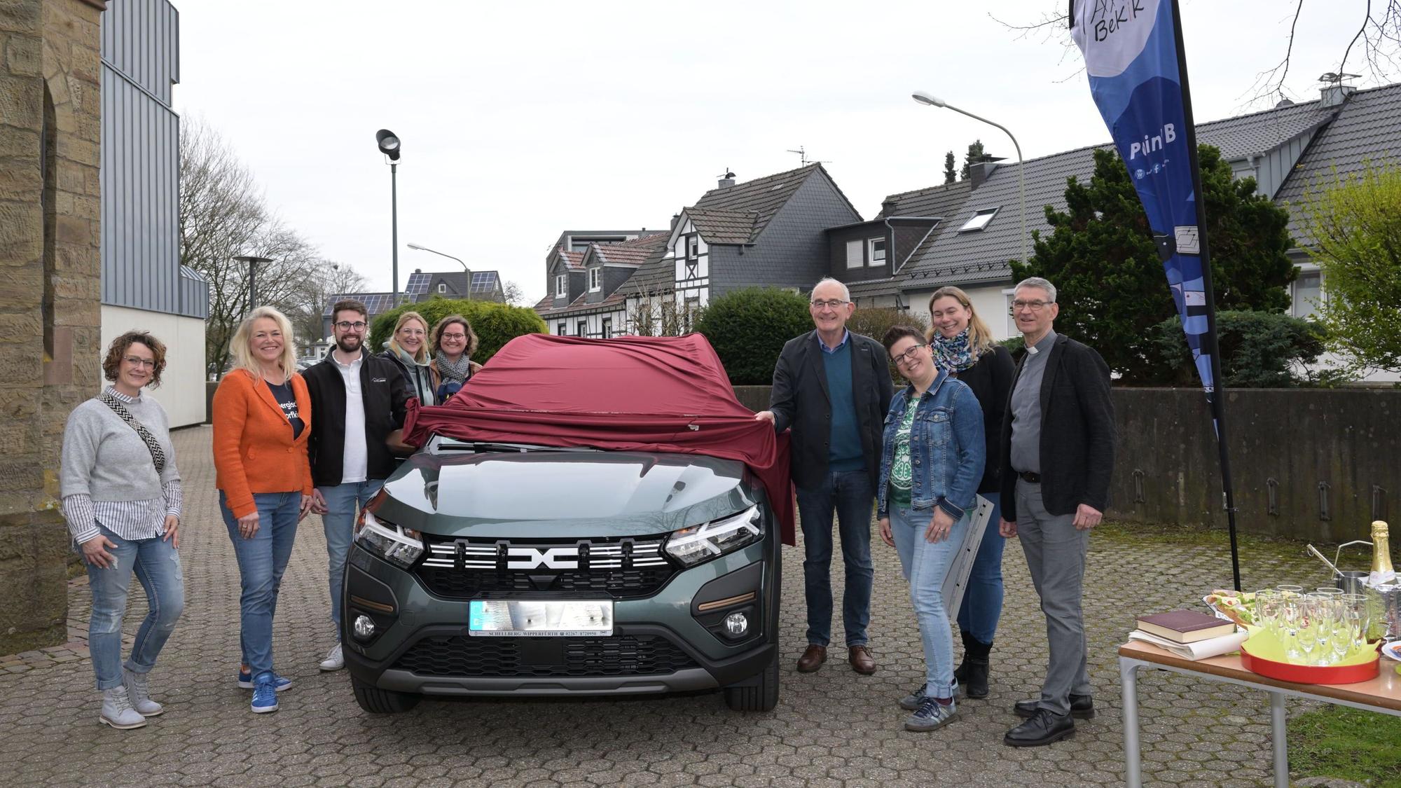 Das Foto zeigt die Übergabe des neues Fahrzeugs für Bekik.