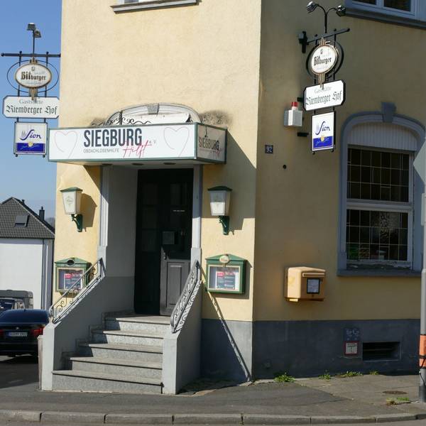 Die Kneipe Riemberger Hof in Wolsdorf ist von außen zu sehen.