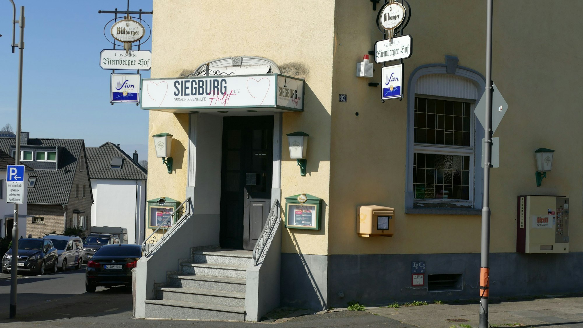 Die Kneipe Riemberger Hof in Wolsdorf ist von außen zu sehen.