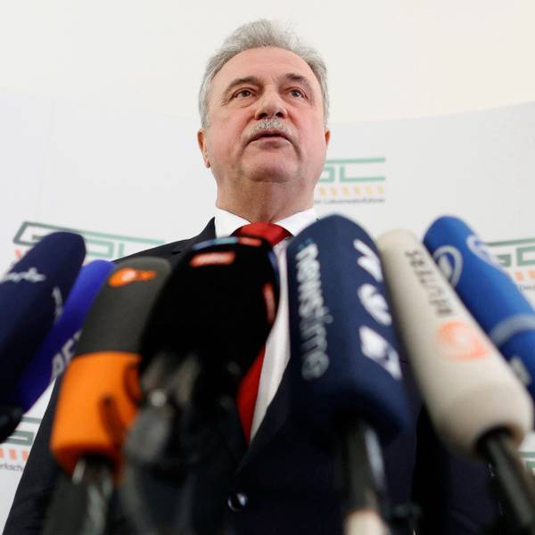 Claus Weselsky, Vorsitzender der Gewerkschaft Deutscher Lokomotivführer (GDL), präsentiert die Einigung mit der Deutschen Bahn nach monatelangen Warnstreiks. Er steht vor mehreren Fernsehmikrofonen, im Hintergrund sind Logos der GDL zu sehen.