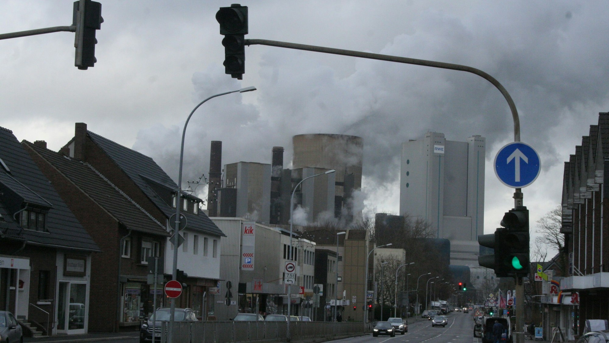 Ein Kraftwerk am Ende einer Straße.