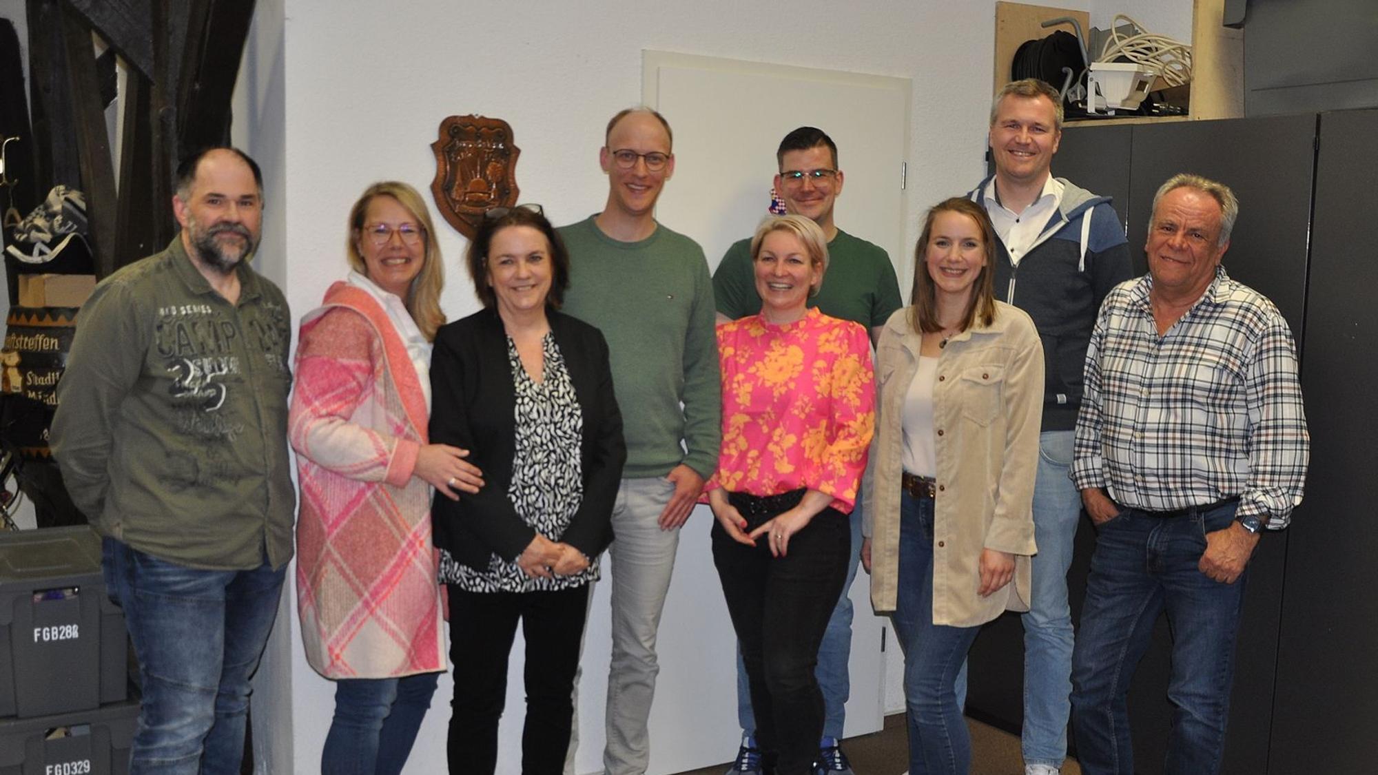 26. März 2024. Bornheim-Roisdorf. Der neue Vorstand des Ortsausschusses um seinen neuen Vorsitzenden Tobias Pällmann (4. von links) und dem ehemaligen Vorsitzenden und Ehrenvorsitzenden Wolfgang Mertgen (rechts). Foto: Frank Engel-Strebel