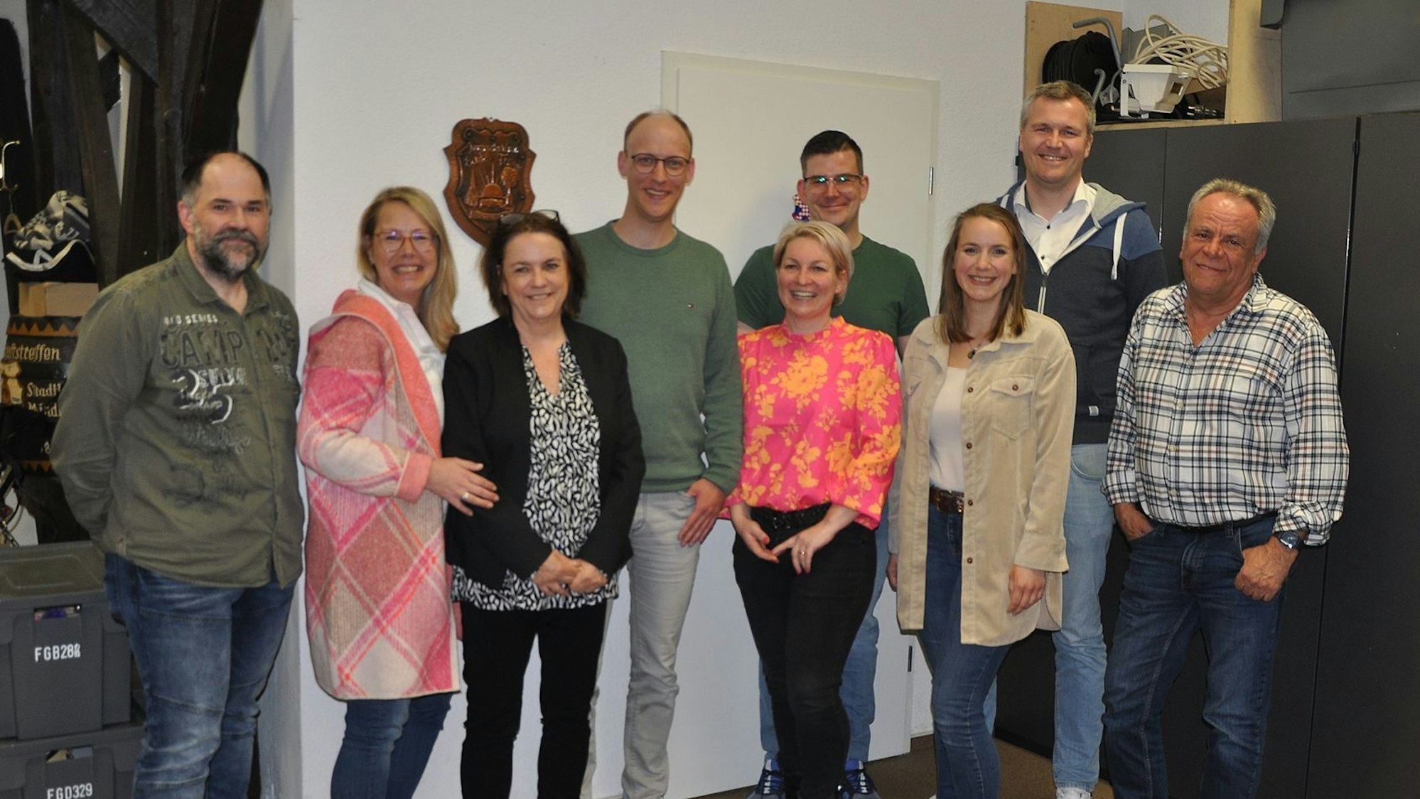 26. März 2024. Bornheim-Roisdorf. Der neue Vorstand des Ortsausschusses um seinen neuen Vorsitzenden Tobias Pällmann (4. von links) und dem ehemaligen Vorsitzenden und Ehrenvorsitzenden Wolfgang Mertgen (rechts). Foto: Frank Engel-Strebel