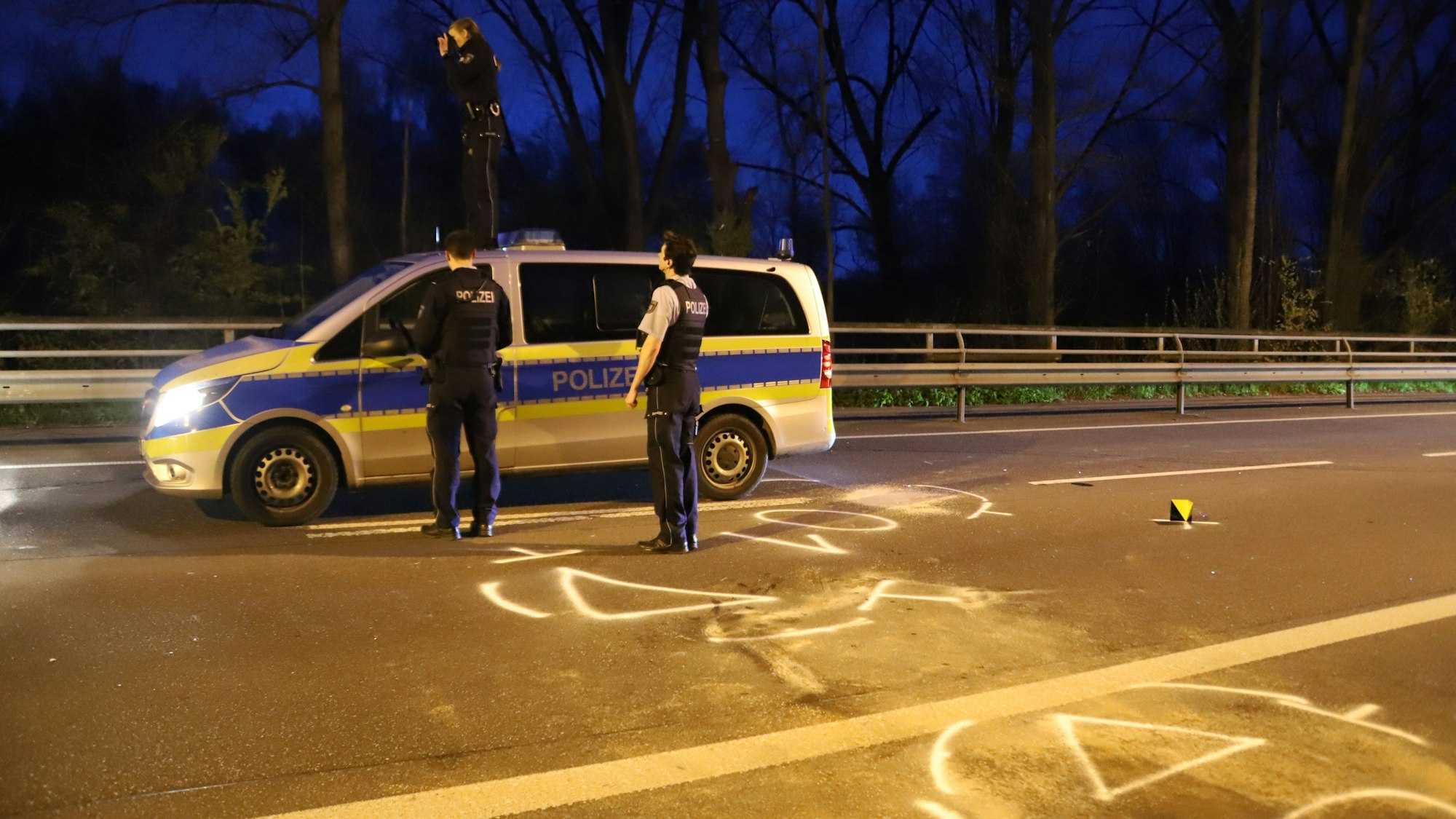 Die Polizei sicherte die Unfallspuren, deutlich zu sehen sind die Markierungen für die Fahrzeuge.