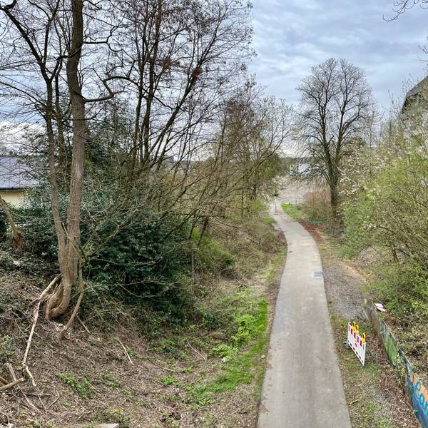 Blick auf die Balkantrasse mit der Baustelle für die „Neue Mitte“ im Hintergrund.