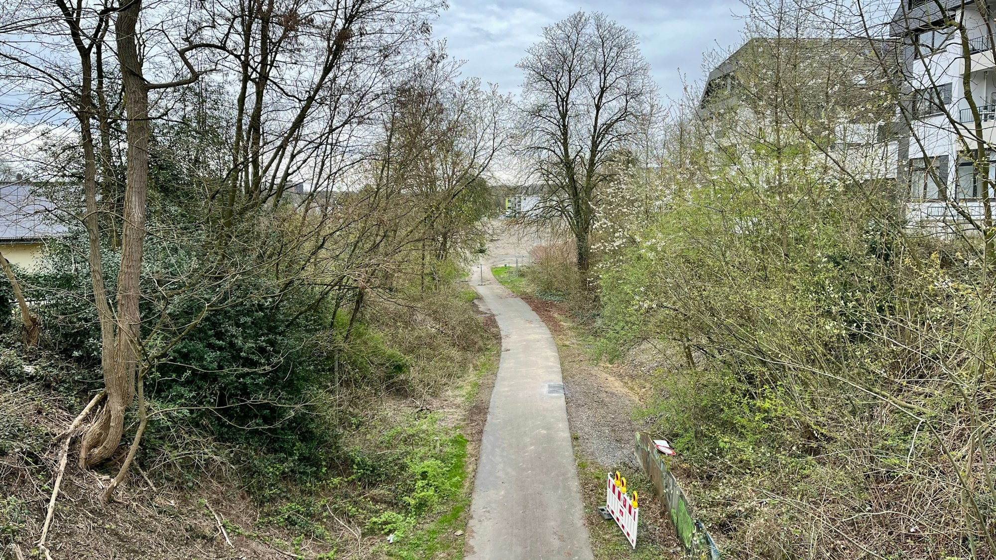 Blick auf die Balkantrasse mit der Baustelle für die „Neue Mitte“ im Hintergrund.